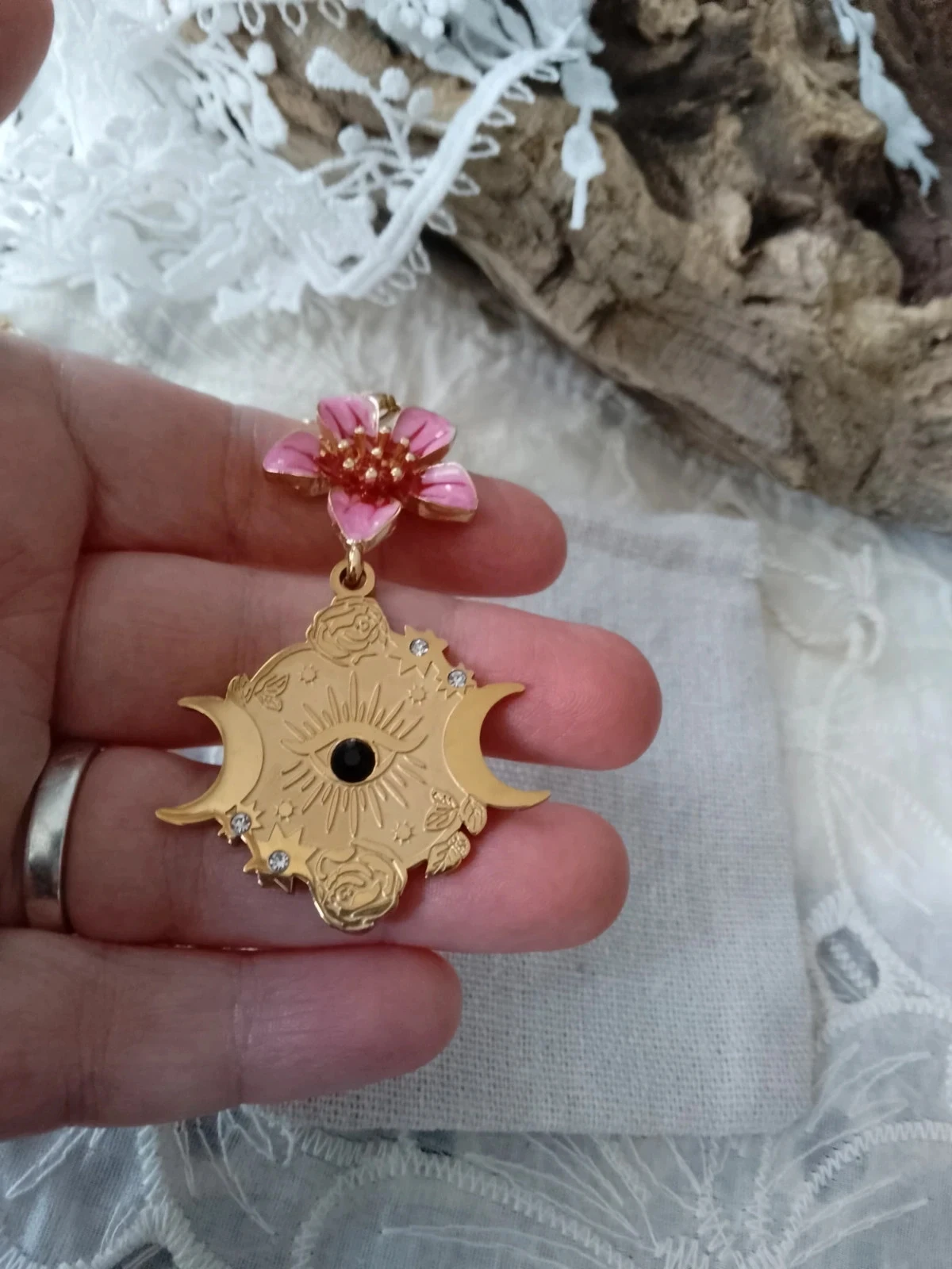Talismancatting met maanoog-medaille en roze bloemconnector – photo 5